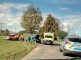 Vůz u Chotilska narazil do stromu, silnice je uzavřena