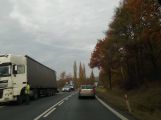 Dopravu u Chraštic komplikuje odstavený kamion