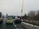 Dopravu na příjezdu po Evropské komplikuje nehoda dvou aut