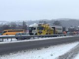 Dálnice D4 ve směru na Prahu stojí, u Mníšku havarovalo nákladní auto