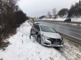 Honda na dálnici D4 u Mníšku skončila mimo silnici