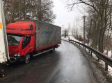 Střet dvou nákladních vozů komplikuje průjezd Čenkovem