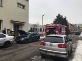 Hasiči zasahují v Jungmannově ulici u požáru auta