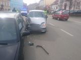 Sražka tří aut komplikuje dopravdu v centru Milevska