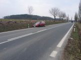 U Dublovic havaroval osobní automobil s nákladním, ten z místa nehody ujel.