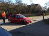 Sražka dvou aut komplikuje dopravdu v centru Rosovic