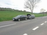 U Dublovic se srazily dva vozy, příčinou střetu je vybrždění vozu, který z místa ujel.