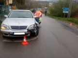 Osobní a nákladní vůz do sebe narazily před farmou u Kosovy Hory