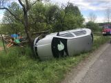 Osobní auto skončilo v Třebsku na boku, řidiče odvezla záchranná služba