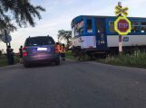 Srážka osobního automobilu s vlakem uzavřela silnici v Kosově Hoře