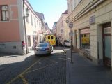 Osobní vůz srazil v Pražské ulici ženu, ta si poranila hlavu