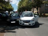 Dvě auta se srazila ve Školní ulici