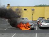Na parkovišti v Brodské zachvátily auto plameny