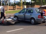 Právě teď: V Husově ulici škodovka knokautovala motorkáře