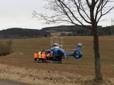 Opilá cyklistka havarovala, s těžkým zraněním jí transportoval vrtulník do nemocnice.