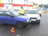 Dvě havarovaná auta blokují výjezd u Kauflandu