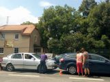Tři auta se srazila v Chraštičkách, na místě zasahuje záchranná služba