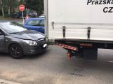 Osobní auto se střetlo s nákladním vozem v Dobříši