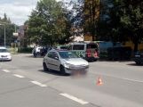 Ve Školní ulici komplikuje průjezd nehoda dvou vozů