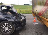 Na Strakonické narazilo osobní auto do autobusu