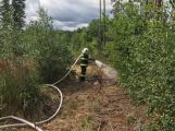 Hasiči před několika minutami zlikvidovali oheň v lese na okraji Příbrami