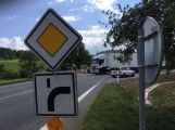 Právě teď: U Dubence zastavila dopravu nehoda osobního vozu s nákladním