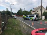 Střet osobního vozu s motorkářem uzavřel hlavní silnici v Bohutíně