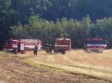 Požár pole hasili hasiči poblíž učiliště na Dubně