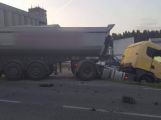 Nehoda dvou nákladních vozů uzavřela silnici u Milína