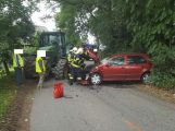 Pozor u Tušoviček, traktor zdemoloval osobní vůz