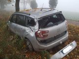 Aktuálně: U Zalužan narazil osobní vůz do stromu