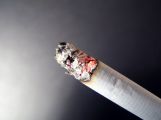 Zloděj se napakoval, z prodejny ukradl tisíc krabiček cigaret