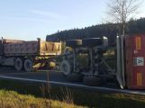 Právě teď: Hlavní tah na Sedlčany uzavřel převrácený vlek nákladního vozu