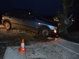Právě teď: Na namrzlé vozovce nezvládl řidič svůj vůz a narazil do stromu