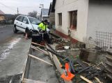 Právě teď: Opilý řidič zdemoloval plot a svůj vůz zastavil až o dům