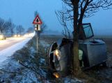 Řidič nezvládl předjíždění, auto udělalo kotrmelec přes střechu