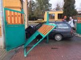 Právě teď: Řidič usnul a narazil s vozem do budovy základní školy