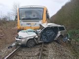 Po střetu osobního auta s vlakem zemřel řidič