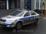 Před policií se schovával v kupě prádla