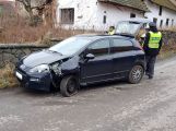 Opilá usedla za volant, narazila do plotu a ještě se zranila