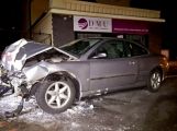 Noční jízda: Usnul za volantem a Peugeot skončil čelním nárazem do zdi