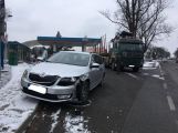 U čerpací stanice se střetla Octavia s nákladním automobilem