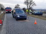Aktuálně: Po střetu dvou vozidel skončil Citroën mimo komunikaci