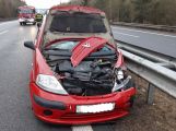 Právě teď: Řidičce se na dálnici udělalo nevolno a zastavila Citroën o středová svodidla