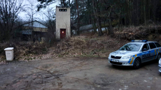 Kolemjdoucí vyděsil nález mrtvého muže, policie vyšetřuje příčinu jeho úmrtí