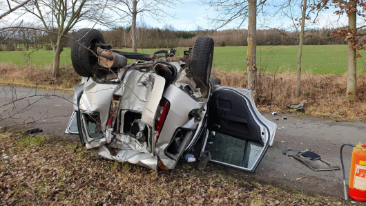 Jednadvacetiletý řidič narazil do stromu a přetočil auto na střechu. V místě přistál vrtulník