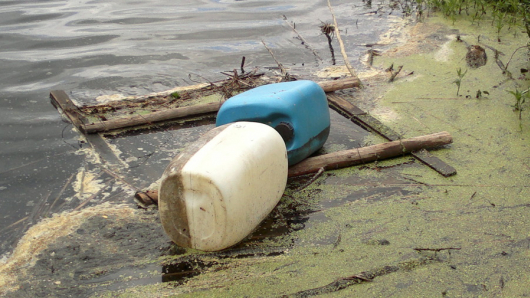 Děravé sudy, rozbité židle a rezavé plechovky. Úklidová akce Orlíku prospěla