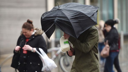 Meteorologové varují: Žene se velmi silný vítr, omezte pobyt venku