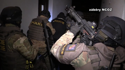 Personální agentury měly okrást stát o téměř 200 milionů. Při policejní razii zadrželi 23 osob