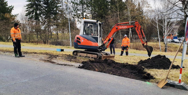 Problémy s parkováním ve Školní ulici vyřeší další parkoviště